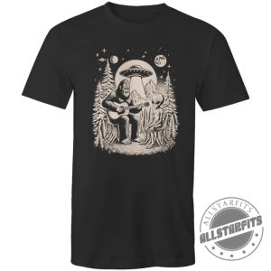 Alien And Bigfoot Play Guitar shirt allstarfits.com 1